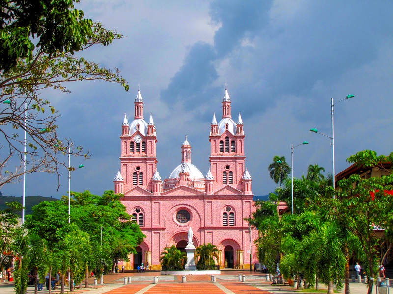 Vista frontal de la Basílica del Señor de los Milagros en Buga, Colombia